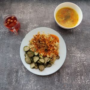 Dieta łatwostrawna  Zupa ziemniaczana Mięso wieprzowe z warzywami do risotto Sos pomidorowy Cukinia gotowana Kompot owocowy z jabłkami Ryż na sypko